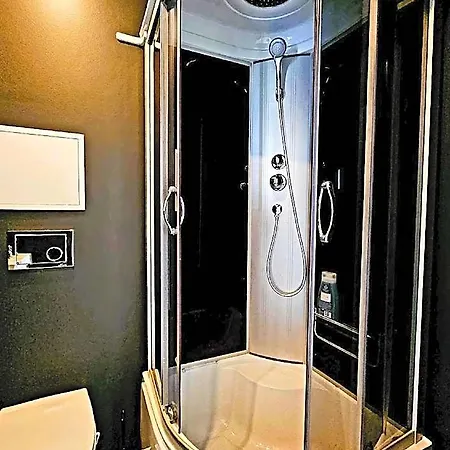 Cofy Rentals, A/c, Free Parking, Online Check-in! Hotel