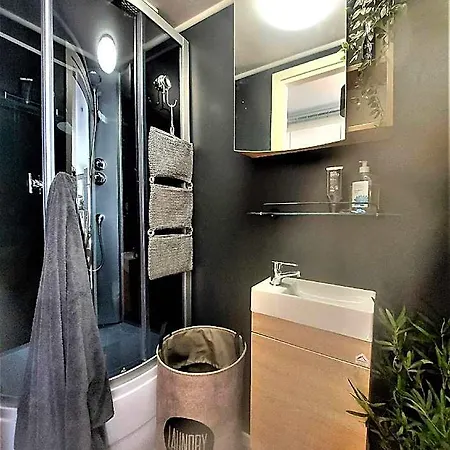 Cofy Rentals, A/c, Free Parking, Online Check-in!